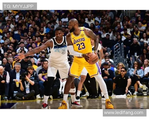 詹姆斯带伤上阵，湖人在激烈对决中战胜勇士取得关键胜利